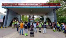 Puluhan eks buruh scaffolding melakukan aksi blokade di Gate 3 Pabrik PT Semen Indonesia (Persero) Tbk Tuban, menuntut kejelasan pekerjaan usai kontrak berakhir, (Assayid Annazili/Liputansatu.id).