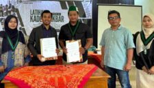Poltana Mapena Singgahan Tuban bersama HMI Cabang Tuban menandatangani MoU untuk memperkuat pengembangan SDM mahasiswa melalui program pelatihan, kaderisasi, dan pengabdian masyarakat, (Assayid Annazili/Liputansatu.id).