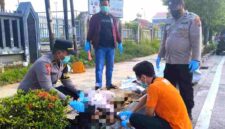 Jejak terakhir perempuan tanpa identitas meninggal di trotoar depan Gedung DPRD dengan tas loreng berisi uang receh sebesar 500 ribu, (Ist).