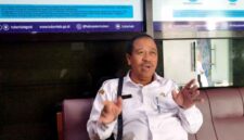 Kepala Diskominfo SP Tuban, Arif Handoyo, saat memberikan keterangan terkait hasil verifikasi dan validasi (verval) data ekonomi masyarakat yang hingga kini masih dalam tahap pengolahan, (Assayid Annazili/Liputansatu.id).