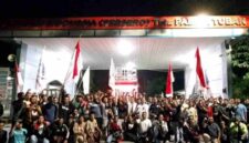 Puluhan eks buruh PT Cahaya Tegar Kencana (CTK) bersama FSPMI Tuban melakukan aksi blokade di Gate 3 SIG Pabrik Tuban sebagai bentuk protes terhadap ketidakjelasan status kerja pasca-peralihan vendor, (Assayid Annazili/Liputansatu.id).