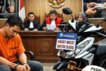 Gelapkan Motor Kredit FIFGROUP, Warga Tuban Divonis 1 Tahun 4 Bulan Penjara Ilustrasi terdakwa kasus penggelapan motor kredit Honda Beat menjalani sidang vonis di PN Tuban
