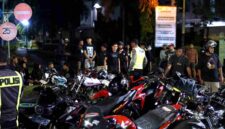Satlantas Polres Tuban mengamankan puluhan sepeda motor dalam razia hunting system yang digelar pada Sabtu malam untuk menekan balap liar dan penggunaan knalpot brong, (Assayid Annazili/Liputansatu.id).