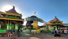 Wisata Goa Akbar Tuban yang berada berdampingan dengan area pasar tradisional, (Assayid Annazili/Liputansatu.id).
