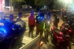 Belum Ada Rambu, Gundukan Aspal Proyek Sekolah Rakyat Diduga Sebabkan Ojol Tewas Sejumlah driver ojek online berada di lokasi kecelakaan maut di Jalan Letda Sucipto Tuban dekat proyek Sekolah Rakyat pada malam hari