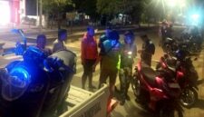 Rekan sesama pengemudi ojek online mendatangi lokasi kecelakaan maut di Jalan Letda Sucipto, Tuban, usai seorang driver ojol tewas diduga akibat menghantam gundukan aspal bekas proyek Sekolah Rakyat, Selasa (12/5/2026) dinihari, Aji Swasto/Liputansatu.id).