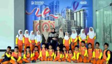 Siswa Ekstrakurikuler Sains SDIT Al Hikmah Kerek berfoto bersama sebelum mengikuti kegiatan outing class dan observasi flora fauna di Ecopark SIG Tuban, (Assayid Annazili/Liputansatu.id).