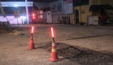 Kondisi gundukan aspal bekas galian proyek di Jalan Letda Sucipto, Tuban, lokasi kecelakaan maut yang menewaskan seorang driver ojek online, Selasa (12/5/2026) dini hari, (Aji Swasto/Liputansatu.id).