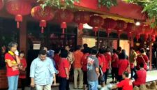 Sejumlah orang yang mengatasnamakan diri sebagai umat berkumpul di area TITD Kwan Sing Bio Tuban usai polemik pembobolan pintu sekretariat dan penggantian kunci memicu ketegangan internal, Selasa (12/05/2026), (Assayid Annazili/Liputansatu.id).