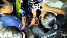 Petugas kepolisian dan tenaga kesehatan melakukan evakuasi bayi perempuan yang ditemukan warga di Dusun Krajan Selatan, Desa Balung, Kecamatan Kendit, Situbondo, Selasa malam (12/05/2026), (Fia Rahma/Liputansatu.id).