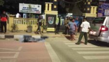 Petugas medis datang ke lokasi kecelakaan yang menewaskan seorang pengemudi ojek online di Tuban, (Assayid Annazili/Liputansatu.id).