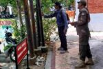 Ratusan Tiang Provider di Tuban Ditandai, Satpol PP Ultimatum Penertiban Petugas Satpol PP Tuban menyemprot tanda merah pada tiang provider telekomunikasi yang belum berizin di tepi jalan