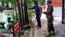 Petugas Satpol PP Tuban menandai tiang provider yang diduga belum berizin menggunakan cat semprot merah saat kegiatan pendataan dan pengawasan di kawasan Kota Tuban, Rabu (13/05/2026), (Assayid Annazili/Liputansatu.id).