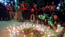 Ratusan pengendara ojek online menggelar aksi solidaritas dengan menyalakan lilin dan tabur bunga di lokasi kecelakaan maut yang menewaskan rekan mereka di depan proyek Sekolah Rakyat Tuban, Rabu malam (13/05/2026), (Assayid Annazili/Liputansatu.id).