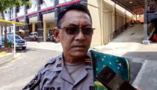Kanit Gakkum Satlantas Polres Tuban IPTU Eko Sulistiono memberikan keterangan kepada wartawan terkait penyelidikan kecelakaan maut di proyek Sekolah Rakyat Tuban, (Assayid Annazili/Liputansatu.id).