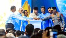 Presiden RI Prabowo Subianto bersama Kapolri Jenderal Listyo Sigit Prabowo menghadiri launching program pangan dan groundbreaking gudang pangan saat Panen Raya Jagung Nasional di Kabupaten Tuban, (Assayid Annazili/Liputansatu.id).