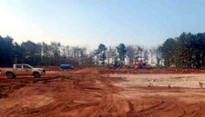 Alat berat meratakan kawasan hutan di Merakurak, Tuban, yang dipersiapkan menjadi venue dan helipad kunjungan Presiden RI Prabowo Subianto, (Aji Swasto/Liputansatu.id).