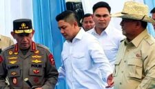 Kapolri Jenderal Listyo Sigit Prabowo mendampingi Presiden Prabowo Subianto dalam peluncuran operasional SPPG dan groundbreaking gudang ketahanan pangan Polri di Tuban, (Assayid Annazili/Liputansatu.id).