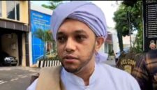 Habib Husain Ba’agil memberikan keterangan kepada awak media usai menghadiri agenda terkait kasus dugaan perusakan situs makam Sunan Bonang di Polres Tuban, Senin 18 Mei 2026, (Assayid Annazili/Liputansatu.id).