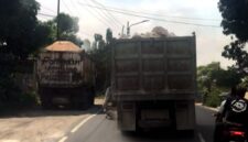 Truk pengangkut pedel melintas di jalur Pakah–Rengel Tuban tanpa penutup terpal, menyebabkan debu beterbangan dan dikeluhkan pengguna jalan, (Assayid Annazili/Liputansatu.id).