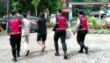 Sejumlah anggota polisi mengamankan seorang oknum Guru terkait dugaan kasus asusila di Hotel Pasir Putih Situbondo, (Fia Rahma/Liputansatu.id).