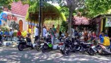 Suasana duka kembali menyelimuti keluarga almarhum Moch. Iqbal Firmansyah, driver ojol korban kecelakaan di jalur proyek Sekolah Rakyat Tuban, setelah ayah korban dikabarkan meninggal dunia, (Aji Swasto/Liputansatu.id).