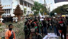 Ribuan pengemudi ojek online menggelar aksi unjuk rasa di depan Gedung DPRD Jawa Timur, Surabaya, menuntut percepatan pengesahan UU Transportasi Online, (Assayid Annazili/Liputansatu.id).