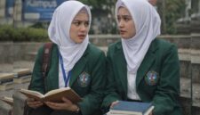 Ilustrasi mahasiswi PGSD di Tuban yang mulai merasa khawatir terhadap masa depan profesi guru setelah kebijakan penghapusan tenaga honorer diberlakukan pemerintah, (Ilustrasi/Liputansatu.id).