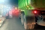 Pemkab Tuban Siapkan Portal Pembatas, Truk Over Tonase Tak Lagi Bebas Lewat Jalan Kampung Truk bertonase besar melintas di jalan lingkungan di Kabupaten Tuban