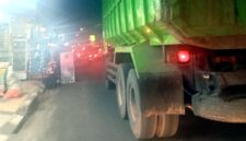 Truk bertonase besar melintas di jalan lingkungan di Kabupaten Tuban. Pemkab bersama lintas instansi kini menyiapkan pemasangan portal pembatas di sejumlah wilayah, (Aji Swasto/Liputansatu.id).