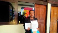 Kuasa hukum pelapor menunjukkan dokumen laporan dugaan penggelapan tiga unit mobil kantor saat berada di Mapolres Tuban, Kamis (21/5/2026), (Assayid Annazili/Liputansatu.id).