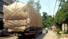 Truk besar melintas di jalan sempit kawasan permukiman di Kecamatan Kerek Tuban yang dikeluhkan warga karena menyebabkan kerusakan jalan dan mengganggu keselamatan pengendara, (Assayid Annazili/Liputansatu.id).