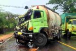 Bulk Truck Oleng di Jalur Pantura Tuban, Sopir Terjepit dan Patah Kaki Bulk truck mengalami kerusakan parah di bagian depan setelah tabrakan dengan truk box di jalur Pantura Tuban wilayah Bancar