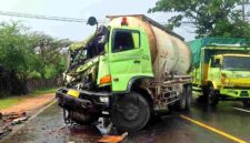 Kondisi bulk truck usai terlibat kecelakaan adu banteng dengan truk box di Jalan Tuban-Bancar, Desa Boncong Kecamatan Bancar Kabupaten Tuban, Jumat (22/05/2026), (Assayid Annazili/Liputansatu.id).