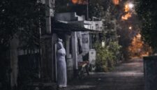 Penampakan pocong viral di gang permukiman Lamongan yang sempat membuat warga panik sebelum akhirnya terungkap hanya aksi iseng dua pelajar, (SC Medsos/Liputansatu.id).