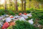 Miris! Tumpukan Sampah Penuhi Kawasan Hutan Perhutani Tuban Tumpukan sampah liar memenuhi kawasan hutan Perhutani Tuban