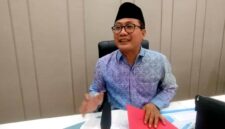 Ketua Komisi II DPRD Tuban, Fahmi Fikroni, saat memberikan keterangan kepada awak media usai memimpin audiensi terkait dugaan masalah perizinan dan keluhan warga Perumahan Ahsana 2 di Kabupaten Tuban, (Assayid Annazili/Liputansatu.id).
