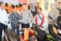 Kapolres Situbondo AKBP Bayu Anuwar Sidiqie saat menyerahkan kendaraan bermotor kasus pencurian kepada pemiliknya, (Fia/Liputansatu.id).
