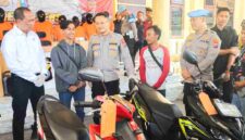 Kapolres Situbondo AKBP Bayu Anuwar Sidiqie saat menyerahkan kendaraan bermotor kasus pencurian kepada pemiliknya, (Fia/Liputansatu.id).