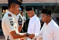 Kepala Lapas Kelas IIB Tuban bersalaman dengan warga binaan lanjut usia penerima Remisi Khusus Lansia saat kegiatan pembinaan di lingkungan lapas, Senin (01/06/2026), (Assayid Annazili/Liputansatu.id).