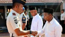 Kepala Lapas Kelas IIB Tuban bersalaman dengan warga binaan lanjut usia penerima Remisi Khusus Lansia saat kegiatan pembinaan di lingkungan lapas, Senin (01/06/2026), (Assayid Annazili/Liputansatu.id).