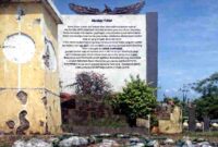 Botol bekas minuman beralkohol dan kemasan plastik berserakan di kawasan Monumen Adpada Tuban saat peringatan Hari Kesaktian Pancasila, (Aji Swasto/Liputansatu.id).