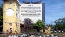 Botol bekas minuman beralkohol dan kemasan plastik berserakan di kawasan Monumen Adpada Tuban saat peringatan Hari Kesaktian Pancasila, (Aji Swasto/Liputansatu.id).