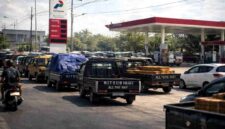Puluhan kendaraan mengantre di SPBU Bogorejo, Tuban, untuk mendapatkan solar subsidi, (Assayid Annazili/Liputansatu.id).