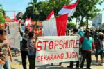 Janji 6 Tahun Tak Kunjung Terwujud, Tukang Becak dan Pedagang Kebonsari Geruduk DPRD Tuban Ratusan tukang becak dan pedagang Terminal Wisata Kebonsari melakukan aksi demonstrasi menolak shuttle di depan DPRD Tuban