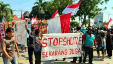 Ratusan tukang becak dan pedagang Terminal Wisata Kebonsari menggelar aksi unjuk rasa di depan DPRD Tuban, Selasa (02/06/2026). Massa menuntut penghapusan operasional shuttle serta menagih janji pemerintah yang dinilai belum terealisasi selama bertahun-tahun, (Assayid Annazili/Liputansatu.id).