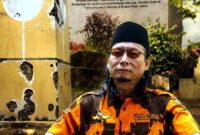 Ketua MPC Pemuda Pancasila Tuban, Mukaffi Makki (Gus Kaffi), menyoroti temuan botol minuman keras dan sampah kemasan minuman oplosan di kawasan Monumen Adpada Pancasila, (Aji Swasto/Liputansatu.id).