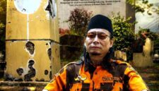 Ketua MPC Pemuda Pancasila Tuban, Mukaffi Makki (Gus Kaffi), menyoroti temuan botol minuman keras dan sampah kemasan minuman oplosan di kawasan Monumen Adpada Pancasila, (Aji Swasto/Liputansatu.id).