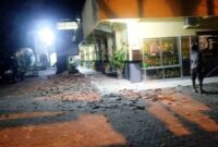 Material bangunan teras SDN Kuthorejo 3 Tuban berserakan setelah roboh pada Rabu (03/06/2026) sore. Peristiwa terjadi saat sekolah telah kosong sehingga tidak menimbulkan korban jiwa maupun luka, (Assayid Annazili/Liputansatu.id).