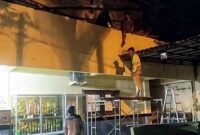 Pekerja melakukan perbaikan darurat pada bagian teras SDN Kuthorejo 3 Tuban yang roboh, Rabu malam (3/6/2026). Penanganan awal dilakukan untuk mengamankan area terdampak dan memastikan kegiatan belajar mengajar tetap dapat berlangsung dengan penyesuaian, (Assayid Annazili/Liputansatu.id).